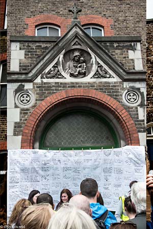 Fig.23 Participants on the Stand for Truth Parade wrote 
testimonies and messages of solidarity on white sheets 
that were pegged up outside the former convent and 
Magdalene Laundry on Sean McDermott Street, Dublin.